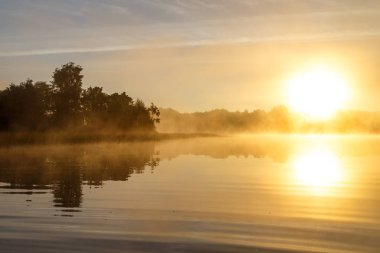 Riverside son güneş ışınları ile büyülü gün batımında