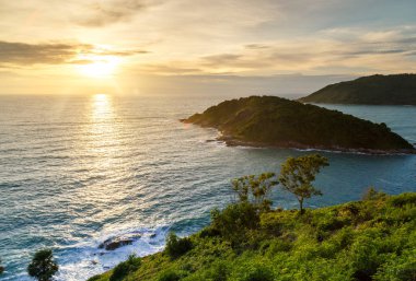 Küçük Adalar manzarasına günbatımında gözlemleyerek