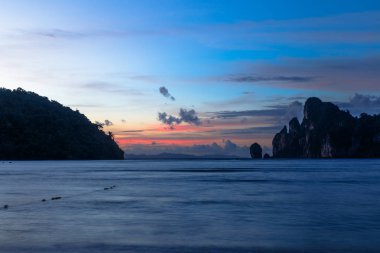 Deniz manzarası ile ısmarlayarak alacakaranlıkta