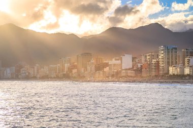 Plaj ve şehir manzaraya gözlemleyerek ile deniz manzarası