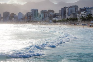 İnsanlar daha önce günbatımı zamanı sıcak denizde yüzme