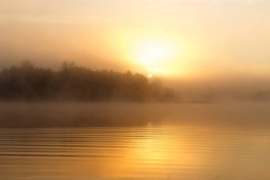 Riverside ihale parlayan turuncu günbatımı