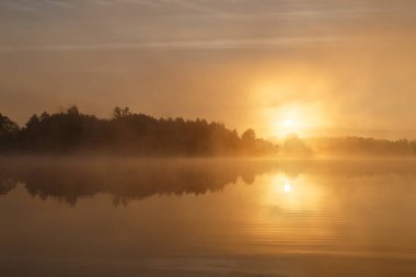 Nehirde sıcak renkler, parlak gün batımı