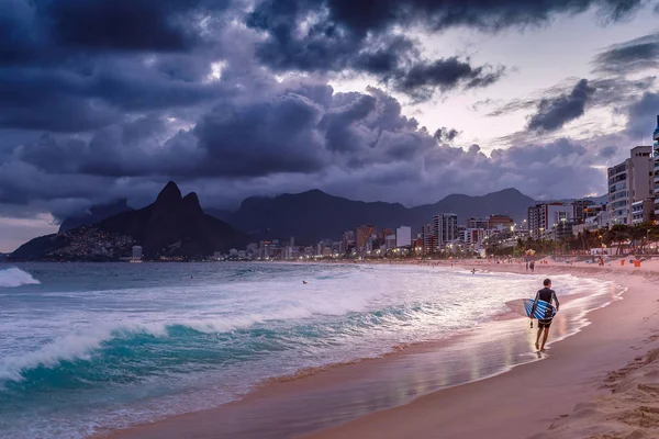 Pessoas Andando Pela Praia Pôr Sol Beira Mar — Fotografia de Stock