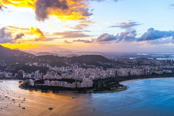 Sahil ve deniz araçları ile şehir içinde renkli günbatımı