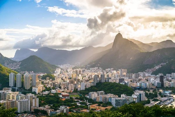 Son güneş ışınları ile gün batımında şehrin havadan görünümü