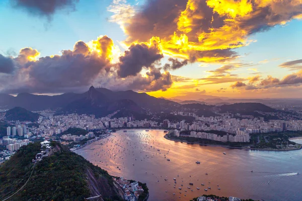 Sahil ve deniz araçları ile şehir üzerinde dramatik günbatımı