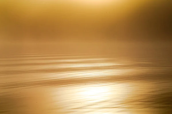 Dalgaların kırpılmış görünümünü nehir yüzeyi turuncu renklerde