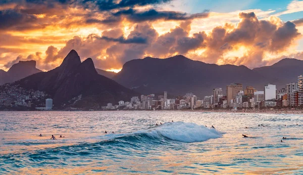 Dramatik gökyüzü arka plan ile deniz günbatımı zamanında yüzme keyfini turist