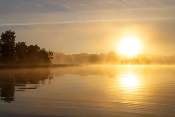 Magisk Solnedgång Riverside Med Sista Solstrålar — Stockfoto