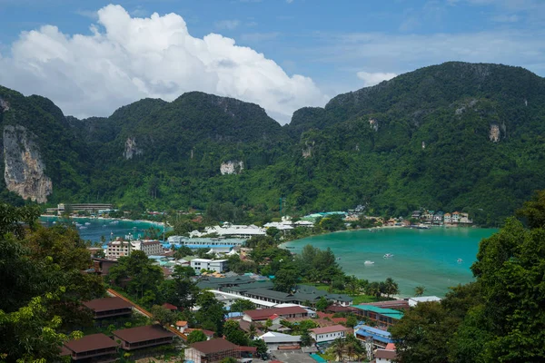 风景秀丽的海 舒适的佔很少面积房子和绿色山在背景上 — 图库照片