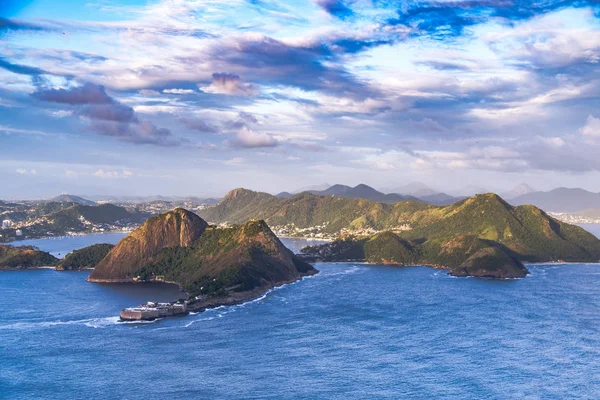 Mavi deniz ve bulutlu gökyüzü arka plan ile Adaları havadan görünümü