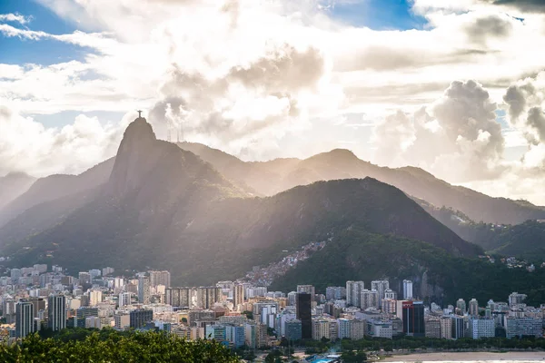 Cityscape High Mountains Buildings Sunbeams White Clouds Blue Sky — Stock Photo, Image