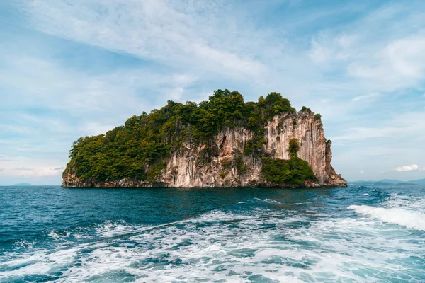 Dağları ile mavi deniz doğal görünümü arka plan üzerinde