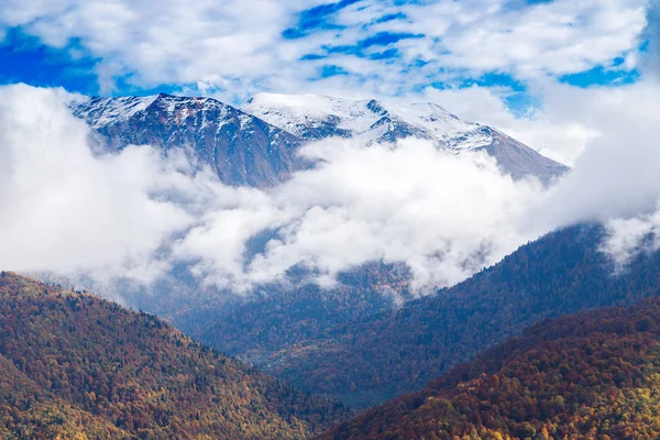 Wysoka Ośnieżone Szczyty Gór Błękitnego Nieba Białe Chmury — Zdjęcie stockowe