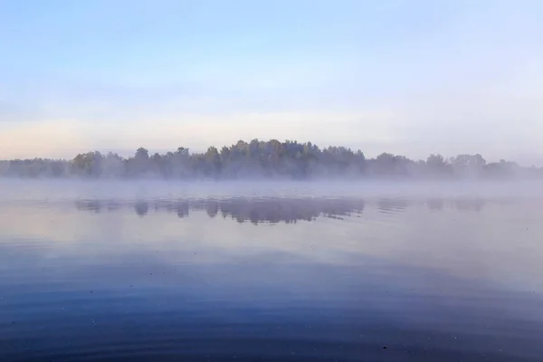 Nehir mavi gökyüzü arka plan karşı ihale sisli gün batımında