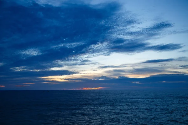 Panoramatický Výhled Pobřeží Tmavých Barvách Soumraku — Stock fotografie