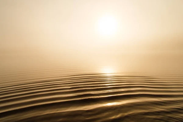 Dalgaların kırpılmış görünümünü nehir yüzeyi turuncu renklerde