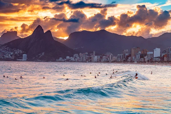 Dramatik gökyüzü arka plan ile deniz günbatımı zamanında yüzme keyfini turist