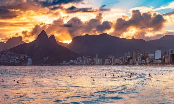 Tourists Enjoying Swimming Sea Sunset Time Dramatic Sky Background — Stock Photo, Image