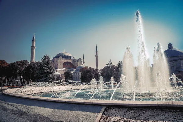 Şehir Merkezi ve mavi gökyüzü arka plan dekoratif Çeşme