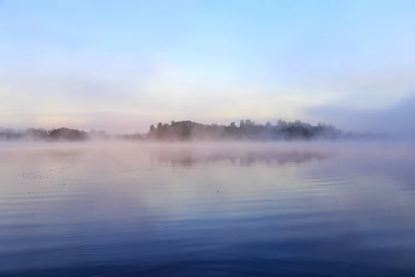 Nehir mavi gökyüzü arka plan karşı ihale sisli gün batımında