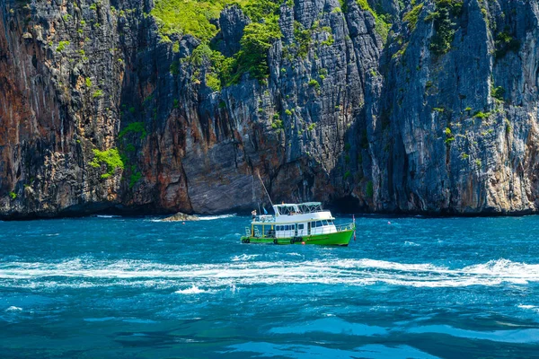 绿松海漂浮的旅游船 — 图库照片