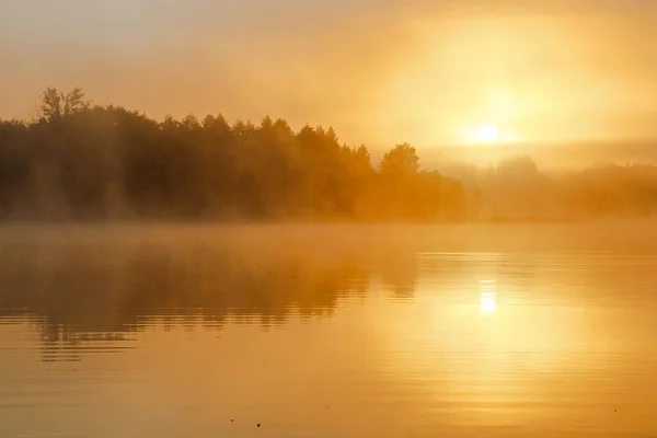 Riverside sis ile parlak turuncu günbatımı