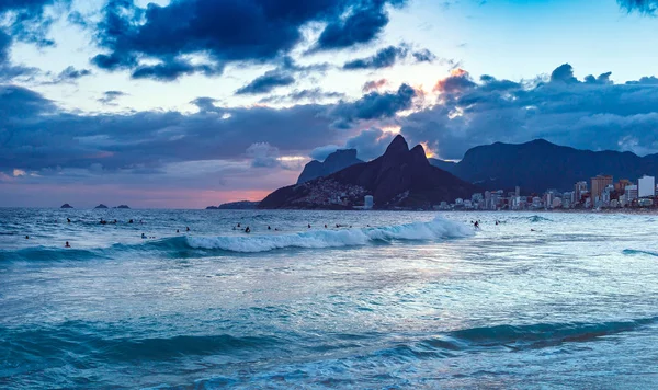 Dramatic Seascape Swimming Tourists Warm Evening Sea Sunset — Stock Photo, Image