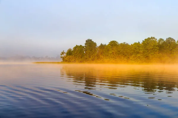 Yaz aylarında günbatımında sakin nehir manzara