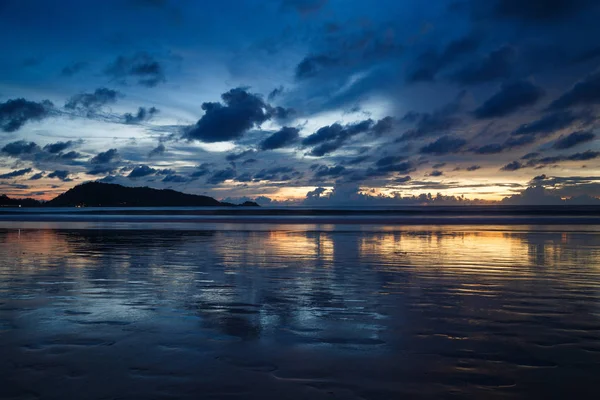 Muhteşem panoramik deniz kıyısı alacakaranlıkta