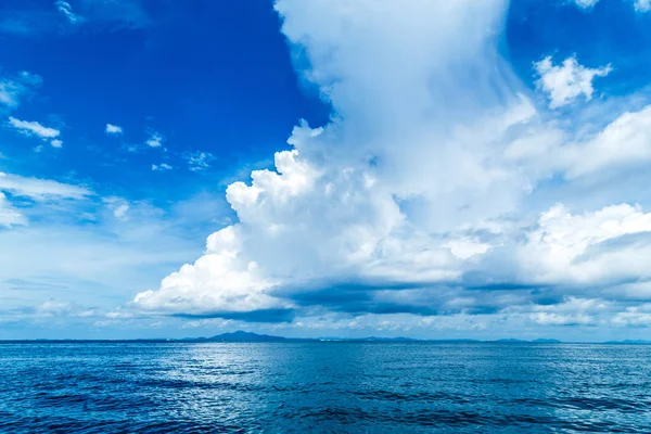 Panoramik parlak mavi deniz, mavi gökyüzü ile kabarık beyaz bulutlar
