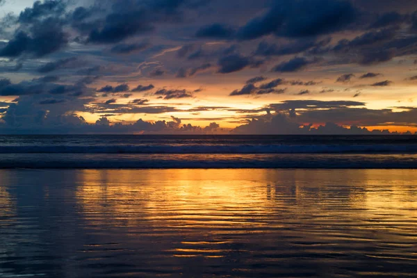 Muhteşem günbatımı turuncu renklerde deniz kıyısı