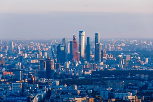 Gün batımından önce şehrin havadan görünümü
