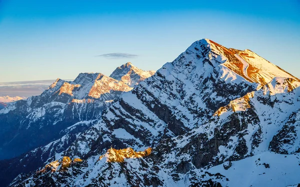 Yüksek dağ zirveleri mavi gökyüzü arka plan