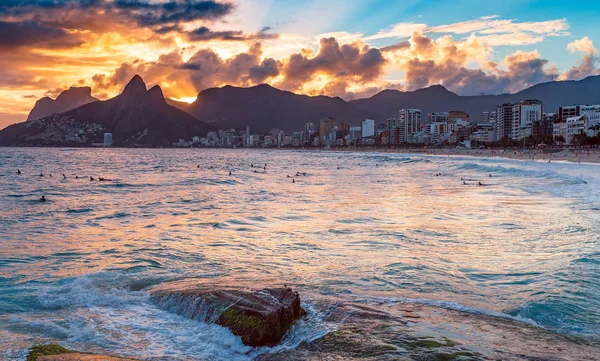 Turistas Nadando Mar Quente Pôr Sol — Fotografia de Stock