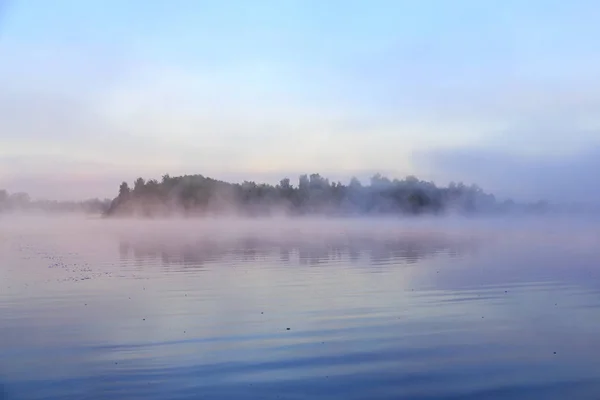 Nehir mavi gökyüzü arka plan karşı ihale sisli gün batımında