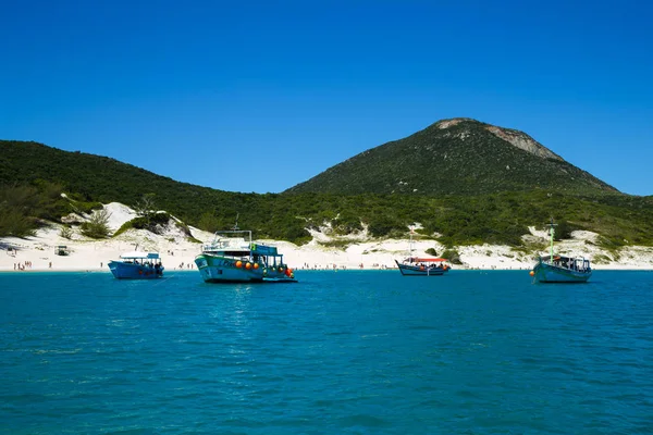 海上漂浮的旅游船山背景 — 图库照片