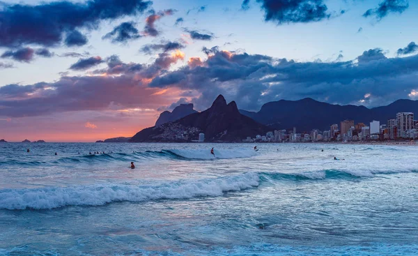 Dramatic Seascape Swimming Tourists Warm Evening Sea Sunset — Stock Photo, Image