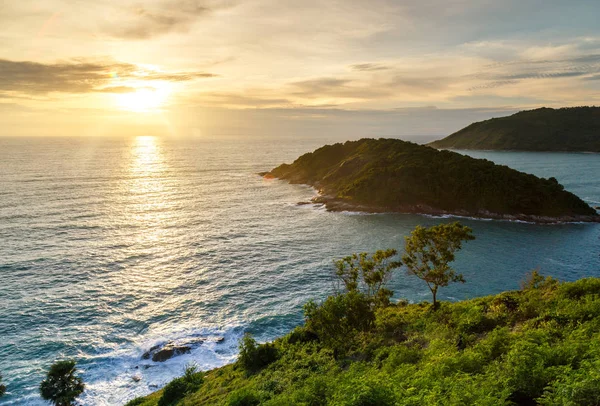 Küçük Adalar manzarasına günbatımında gözlemleyerek