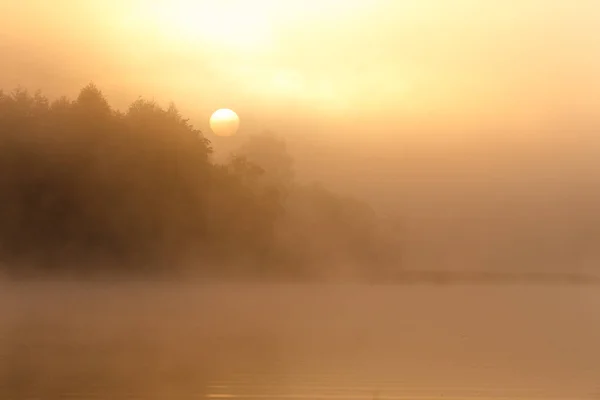 Glödande Dimmiga Orange Solnedgång Vid Floden — Stockfoto