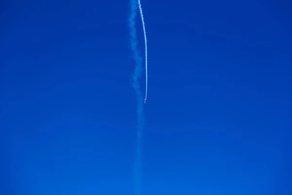 Bright Blue Sky Flying Airplane White Trail — Stock Photo, Image