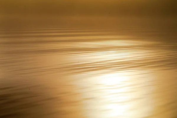 Dalgaların kırpılmış görünümünü nehir yüzeyi turuncu renklerde