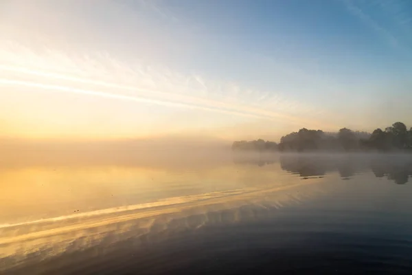 Yaz aylarında puslu günbatımında net River