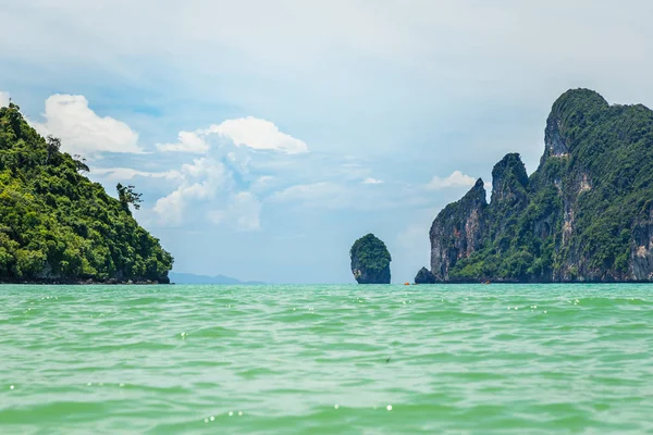 바탕에 청록색 바다와 — 스톡 사진