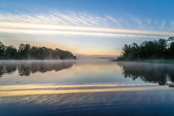 Nehir ve orman batımında sis ile peyzaj 