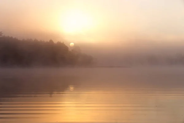Nehir parlayan puslu turuncu günbatımı