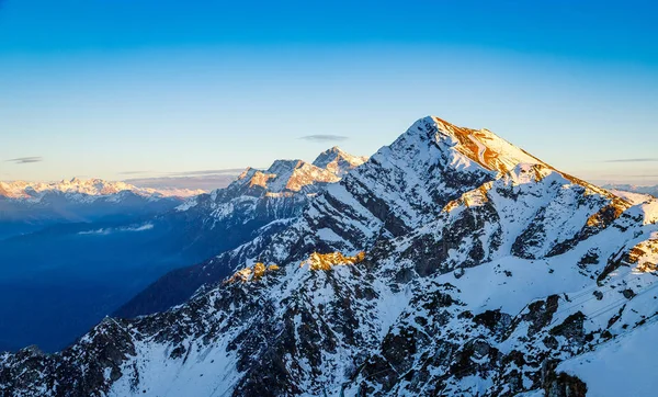 Yüksek dağ zirveleri mavi gökyüzü arka plan