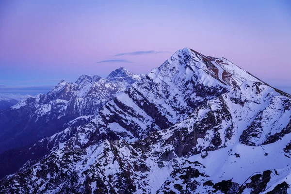 Yüksek dağ zirveleri mavi gökyüzü arka plan