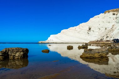 Meşhur kayalık kıyı manzarası 